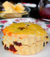 Annette's classic English scone, Fordingbridge © 2002 Keith Trumbo