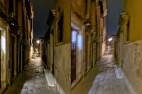 Calle del Traghetto, Venice © 2025 Keith Trumbo