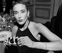 Woman with camera, NYC © 2021 Keith Trumbo