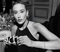Woman with camera, NYC © 2021 Keith Trumbo